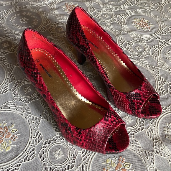 Open toe Hi-heels, red & black faux snake skin finish, ~3” heel. - Picture 4 of 4